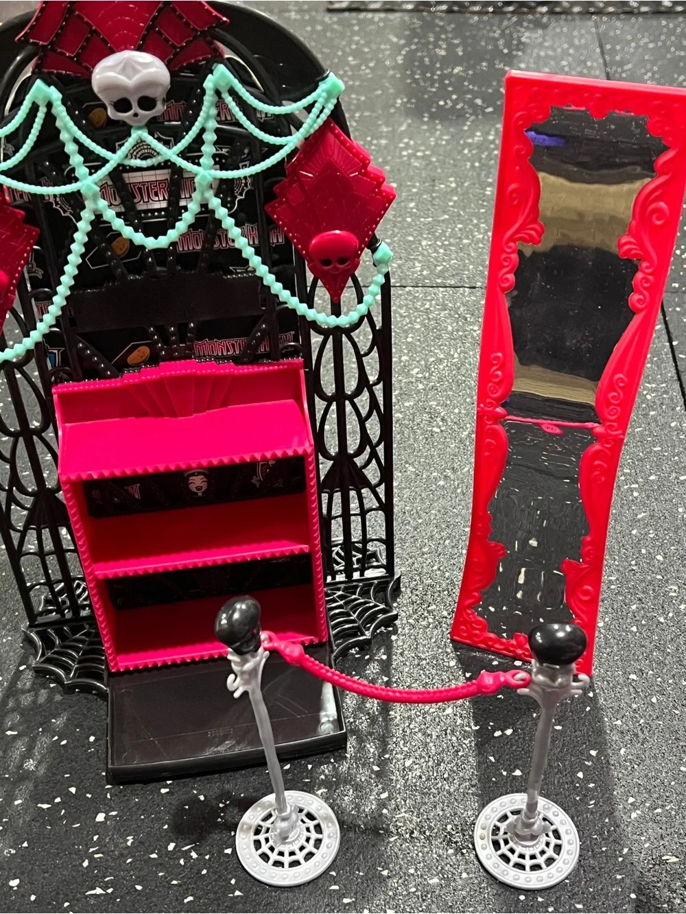 Monster High Frights Camera Action Party Furniture & Freak mirror lot misc